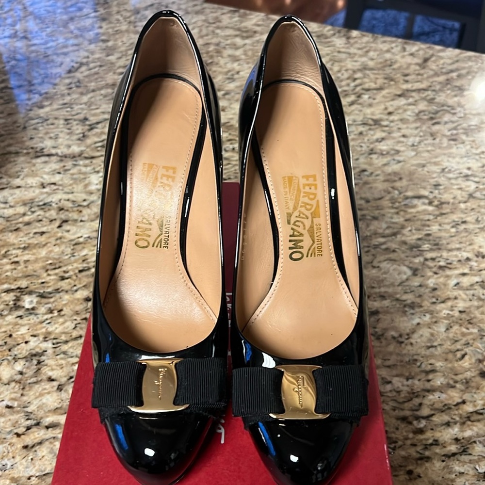 Gorgeous, Gently used Salvatore Ferragamo Pimpa Patent Bow Pump